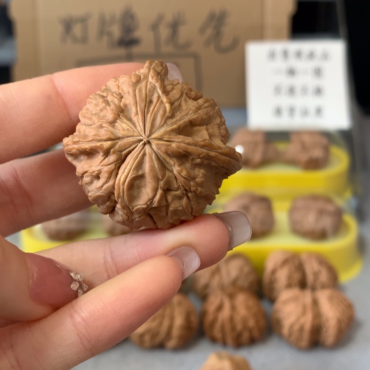 辻***弌吊坠文玩核桃异形单只，有瑕疵
