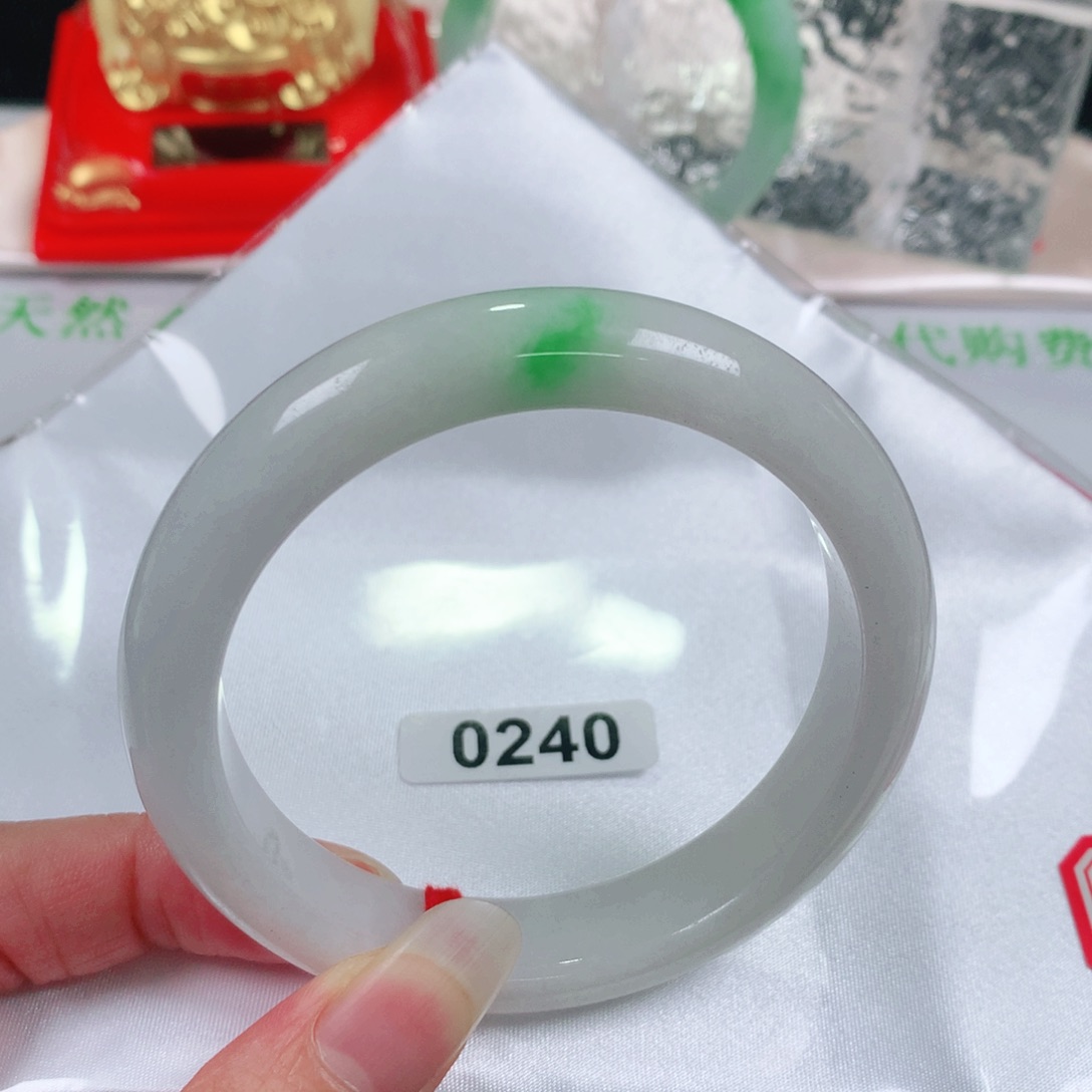 翡翠手镯未镶嵌   编号0240 正圈58+