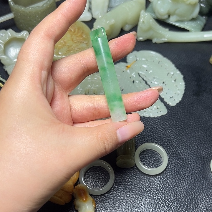 翡翠未镶嵌颈饰111