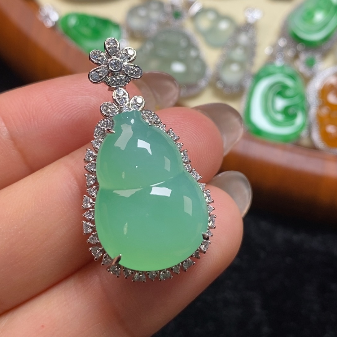 翡翠吊坠(赠链)18K金镶嵌