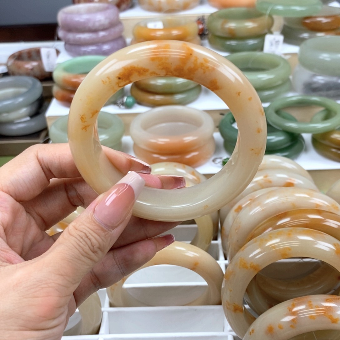 石英质玉手镯未镶嵌小**?