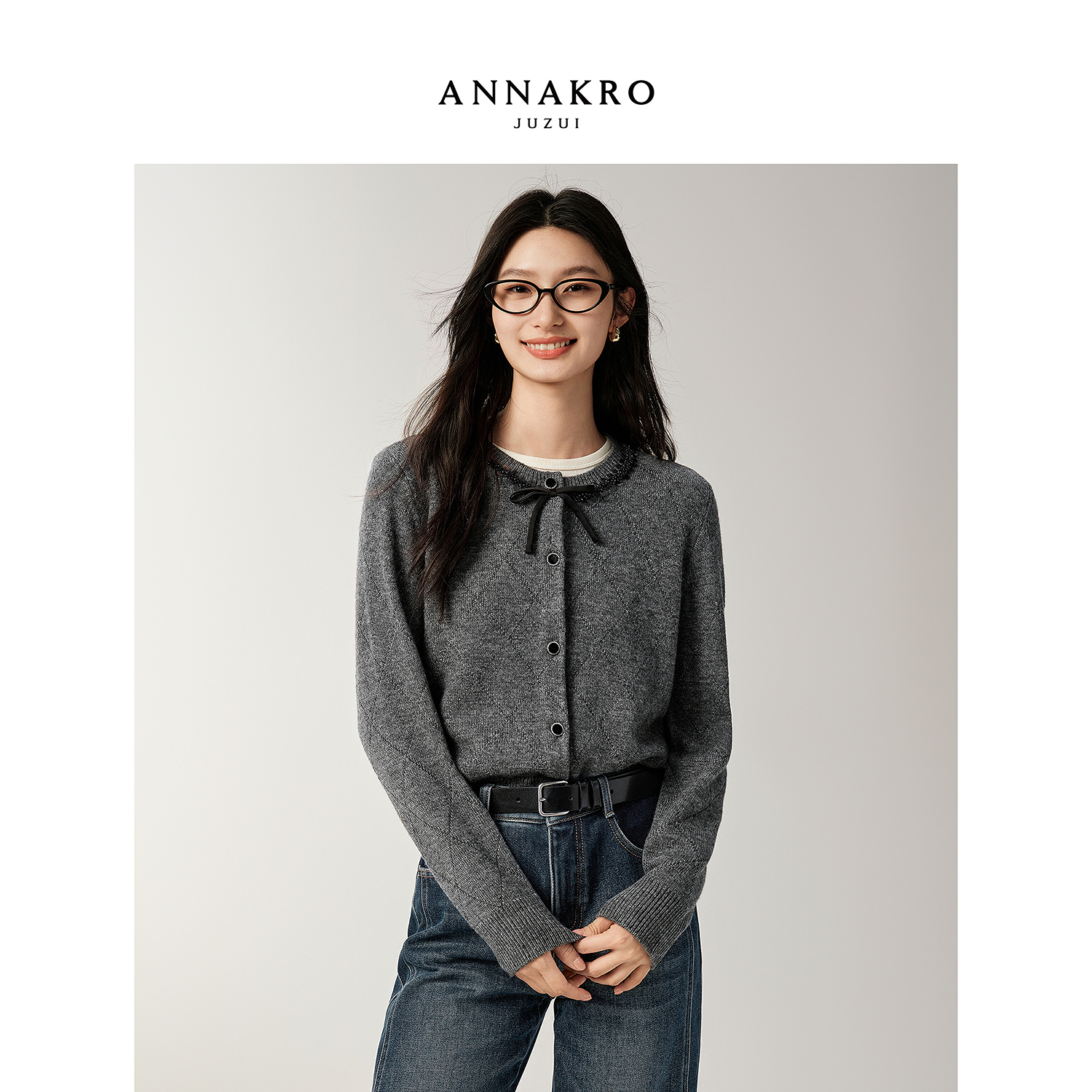 玖姿安娜蔻KWFD30629千金风亮片钉珠圆领针织开衫女2025冬季新款