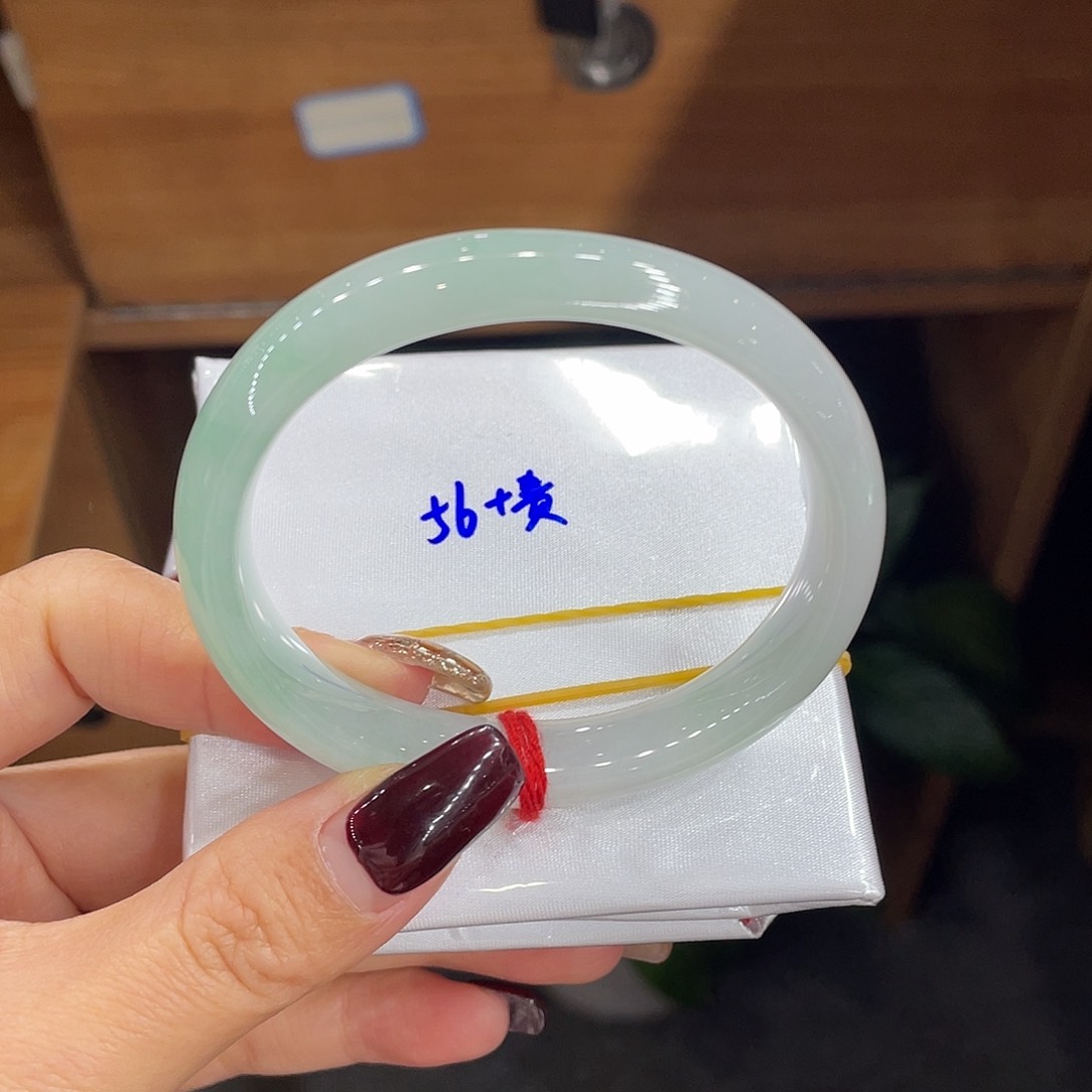 翡翠手镯未镶嵌天然翡翠