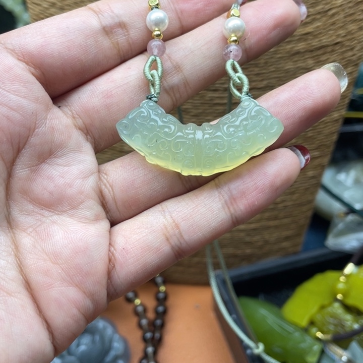 蛇纹石玉吊坠合金