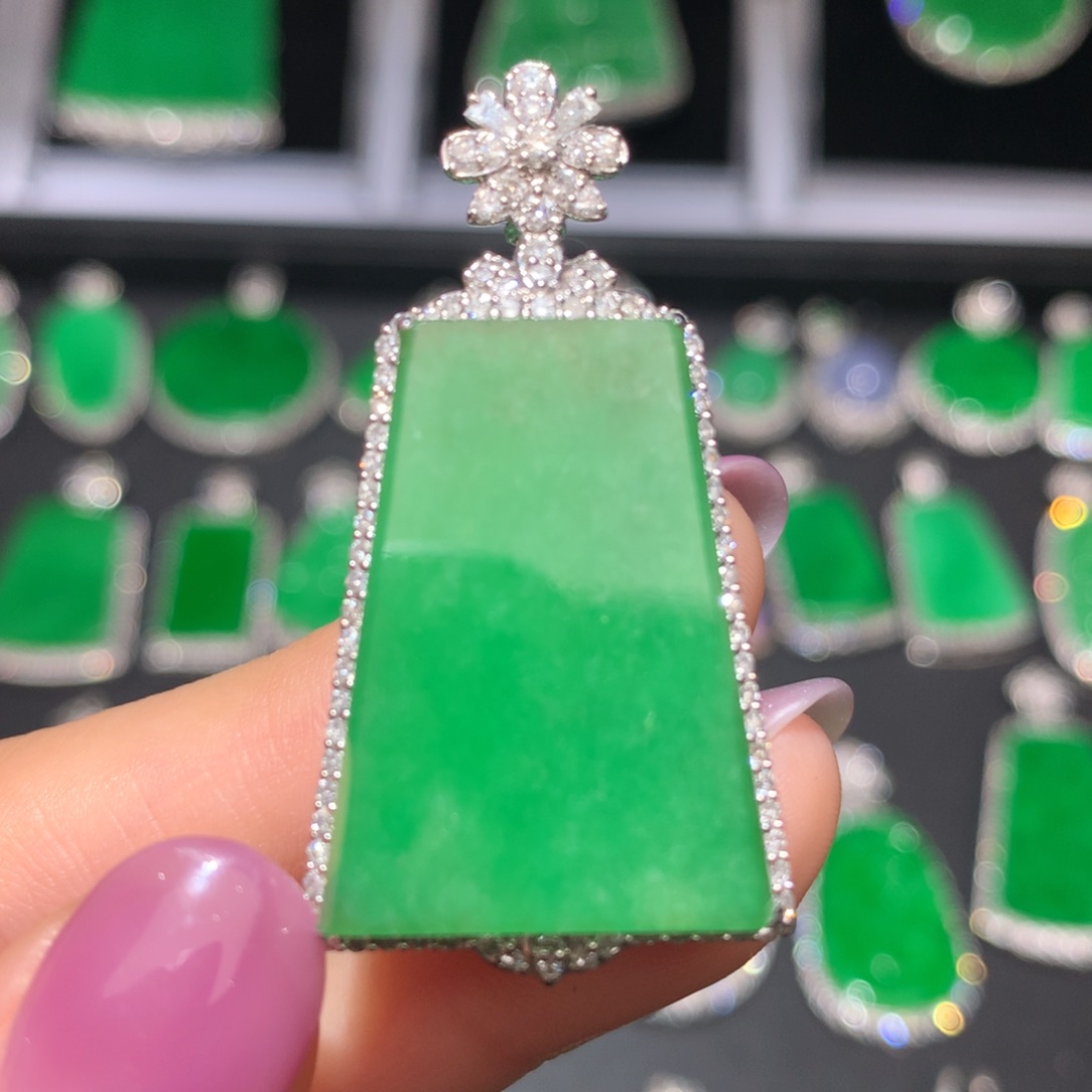 翡翠颈饰18K金镶嵌翡翠