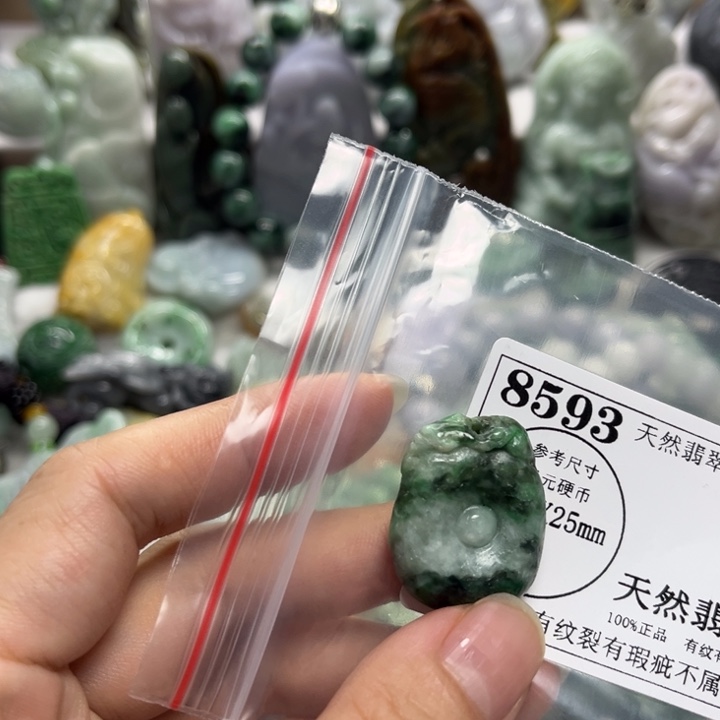 翡翠未镶嵌颈饰8593瑕疵