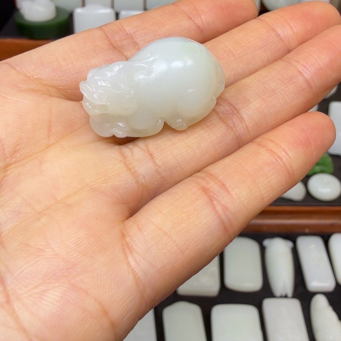 为***灯和田玉未镶嵌颈饰