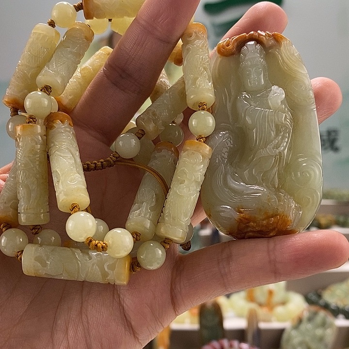 透闪石质玉颈饰未镶嵌青*地