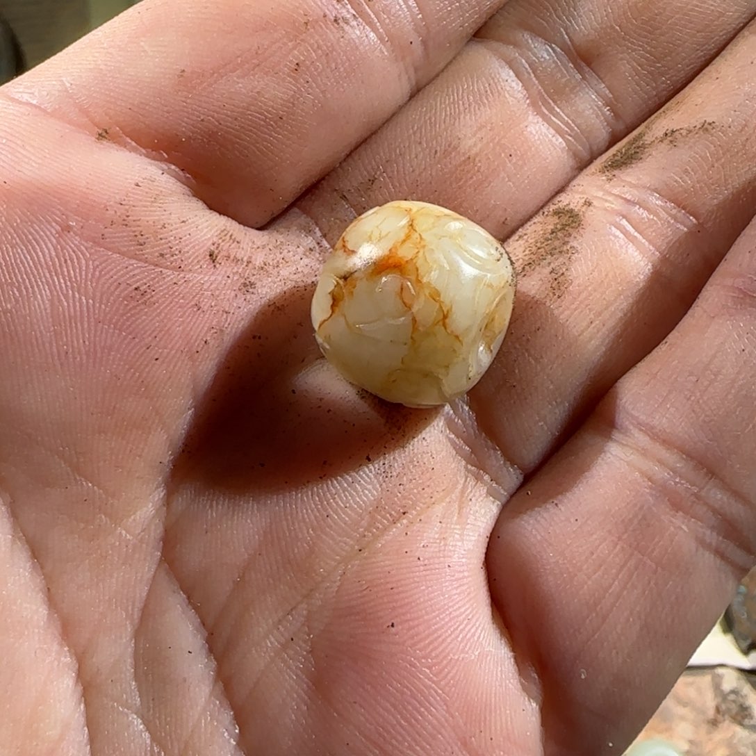 黄***一和田玉未镶嵌颈饰