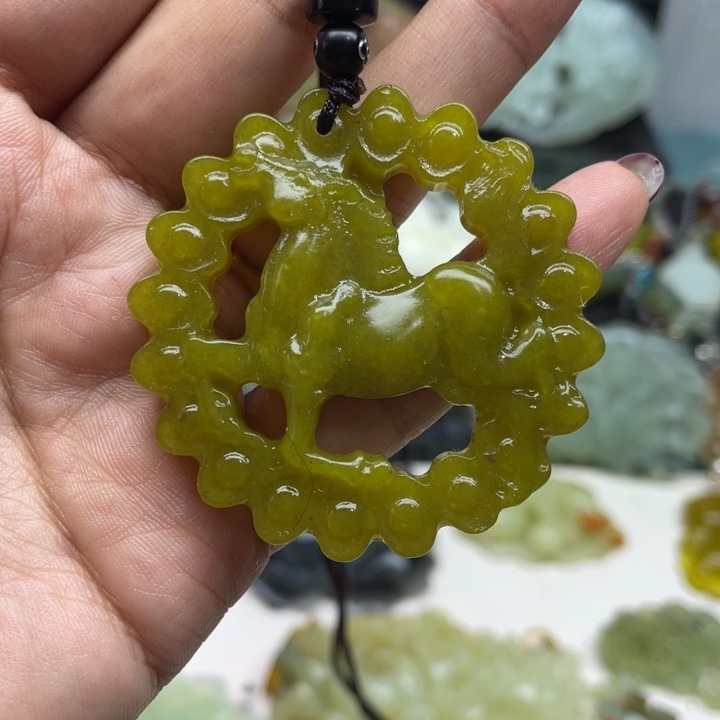 蛇纹石玉未镶嵌颈饰