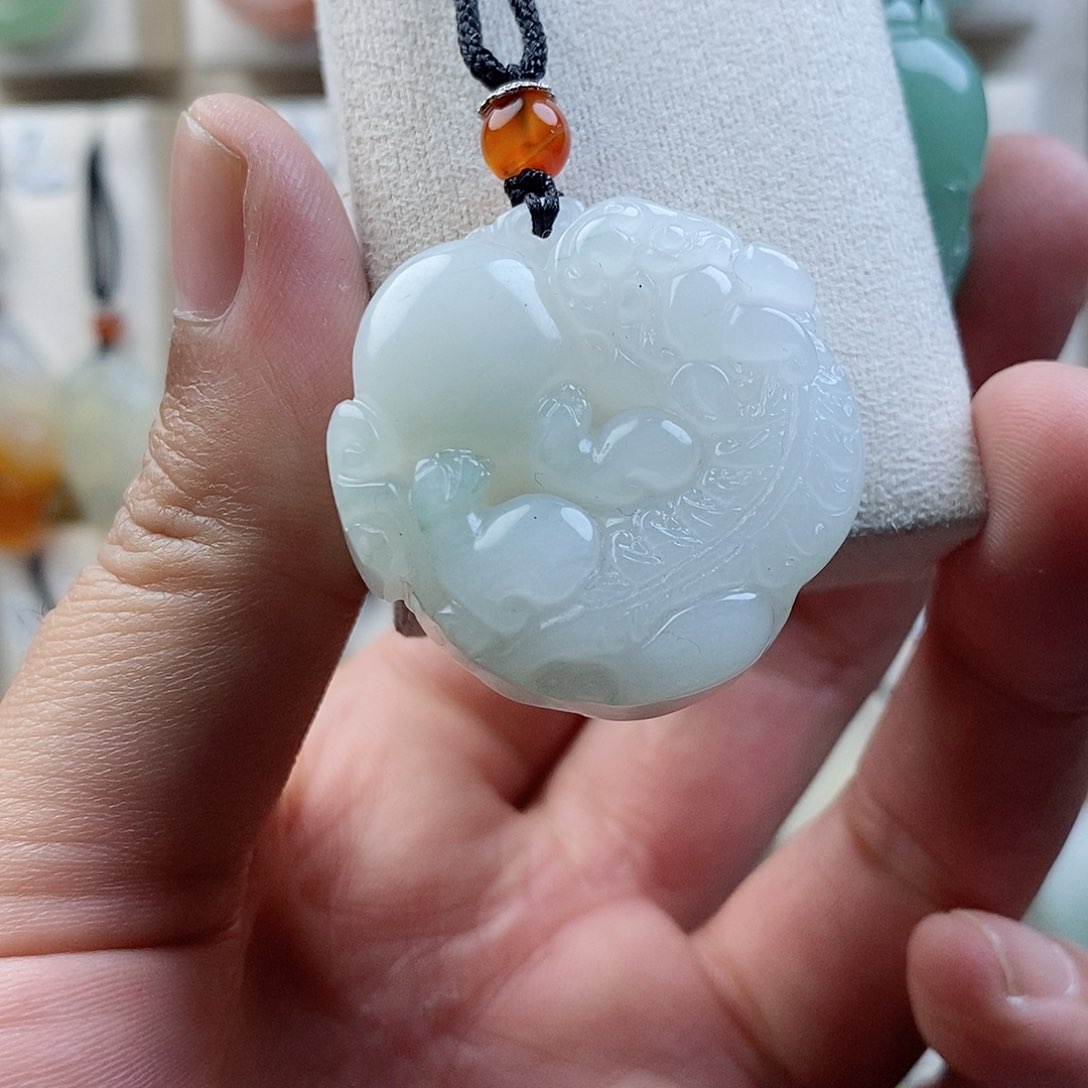 颈饰未镶嵌石英质玉（金丝玉）