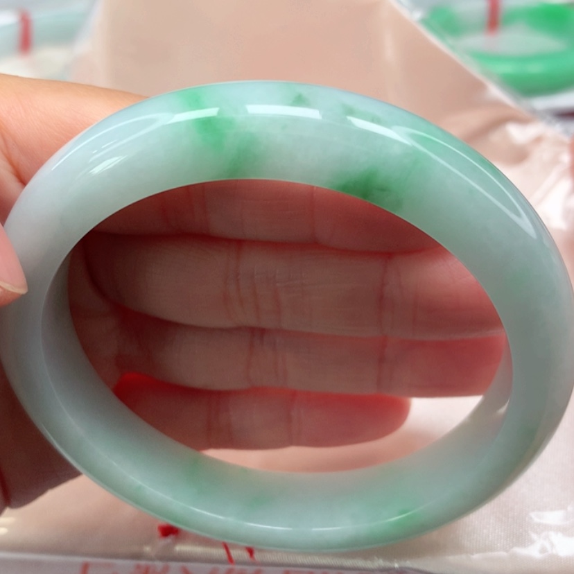 【闪购商品】翡翠手镯未镶嵌。