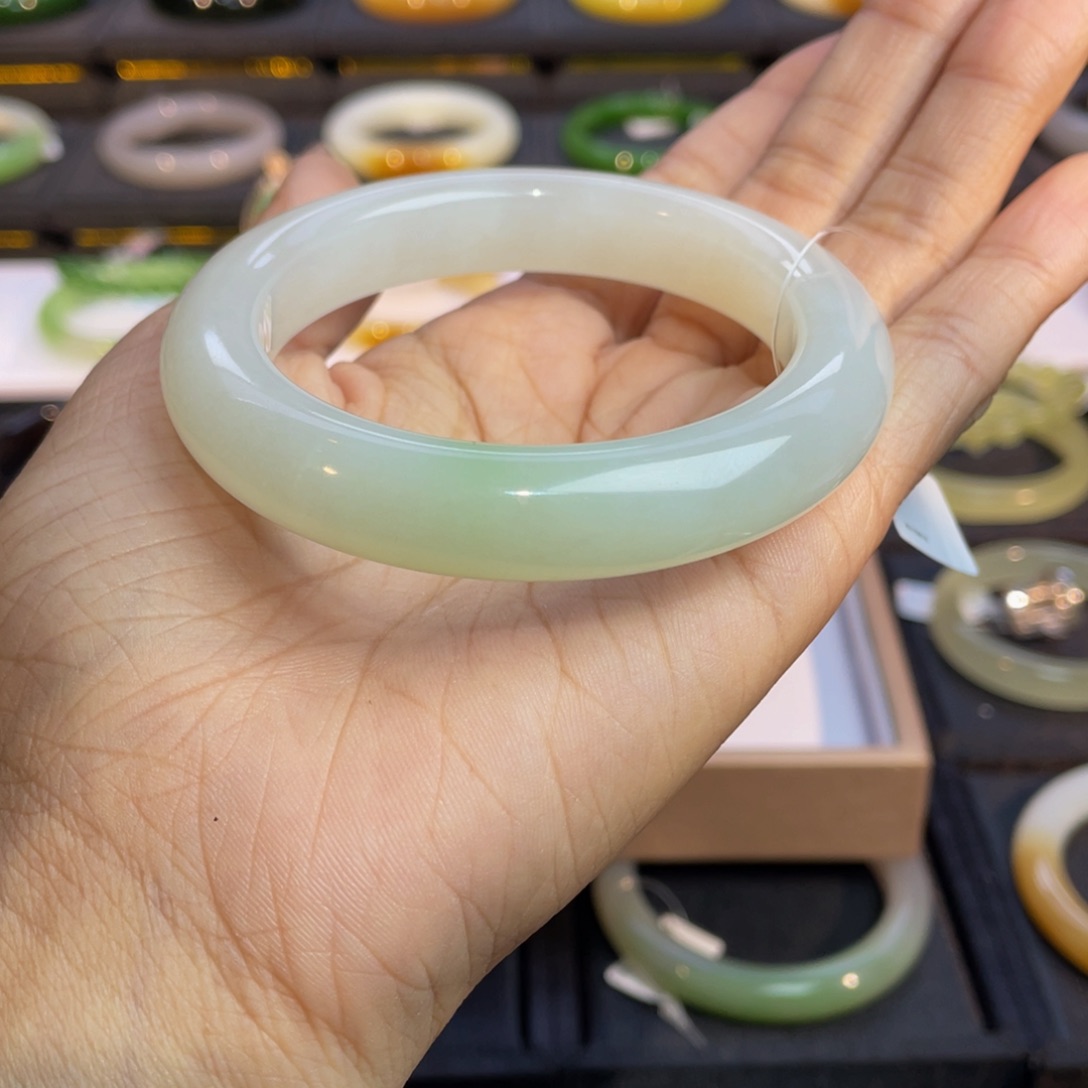 和田玉手镯未镶嵌