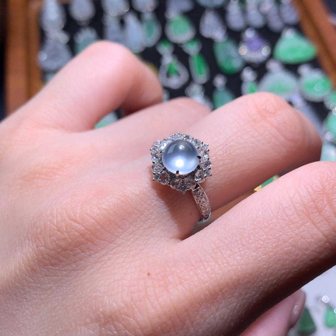 翡翠18K金镶嵌颈饰白月光 玻璃蛋面戒指