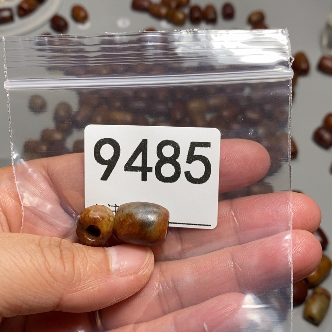 颈饰未镶嵌透闪石质玉桑****)