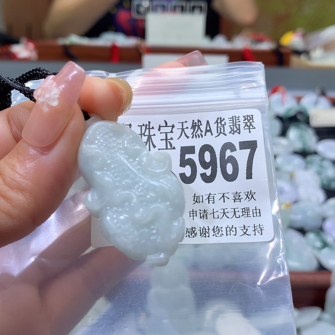 翡翠未镶嵌颈饰，