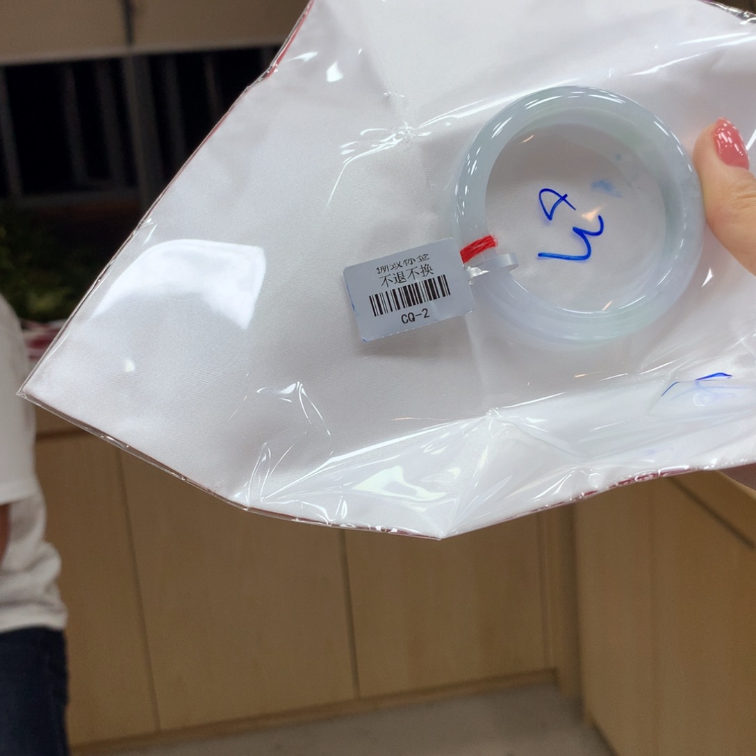 翡翠手镯未镶嵌不退不换