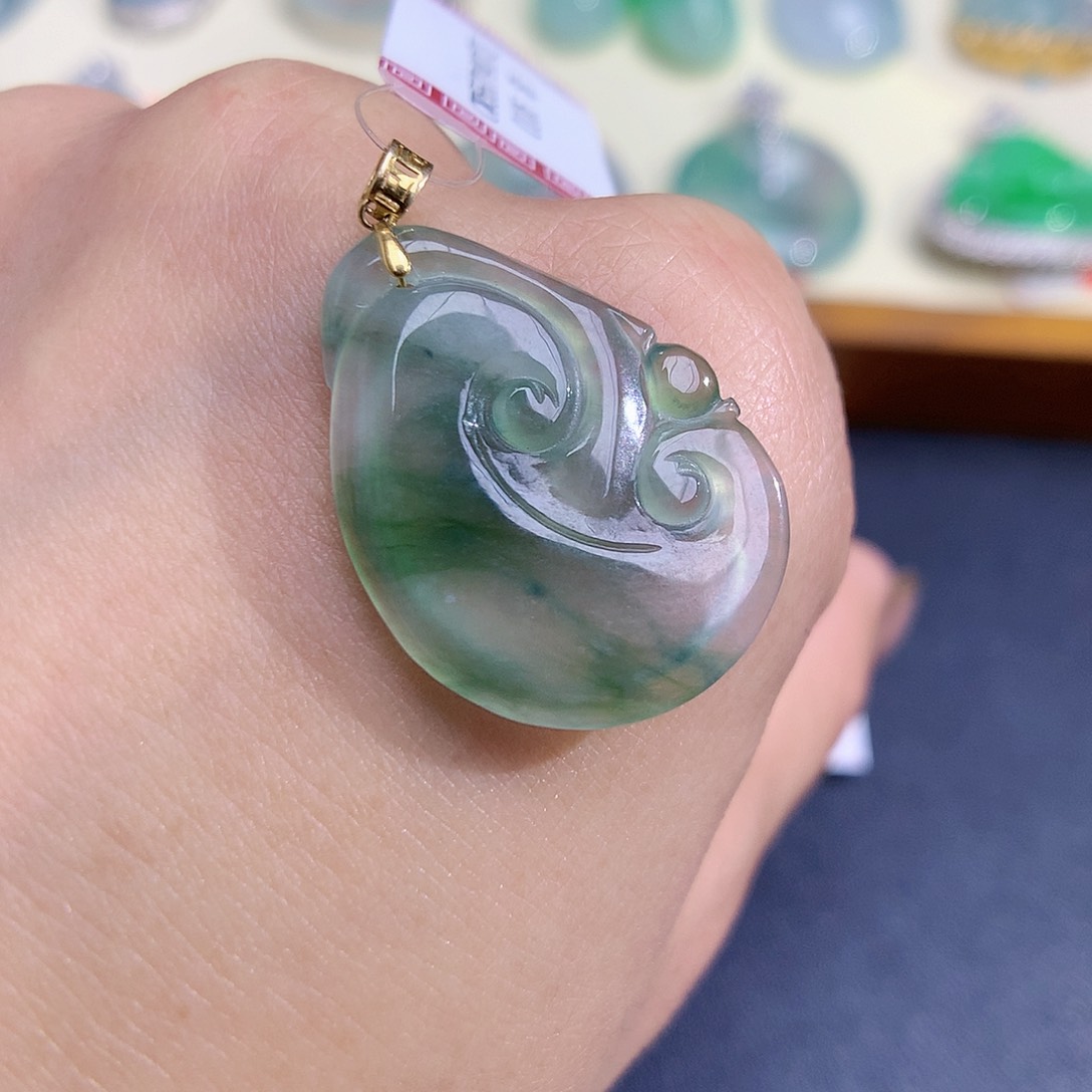 翡翠颈饰18K金镶嵌如意