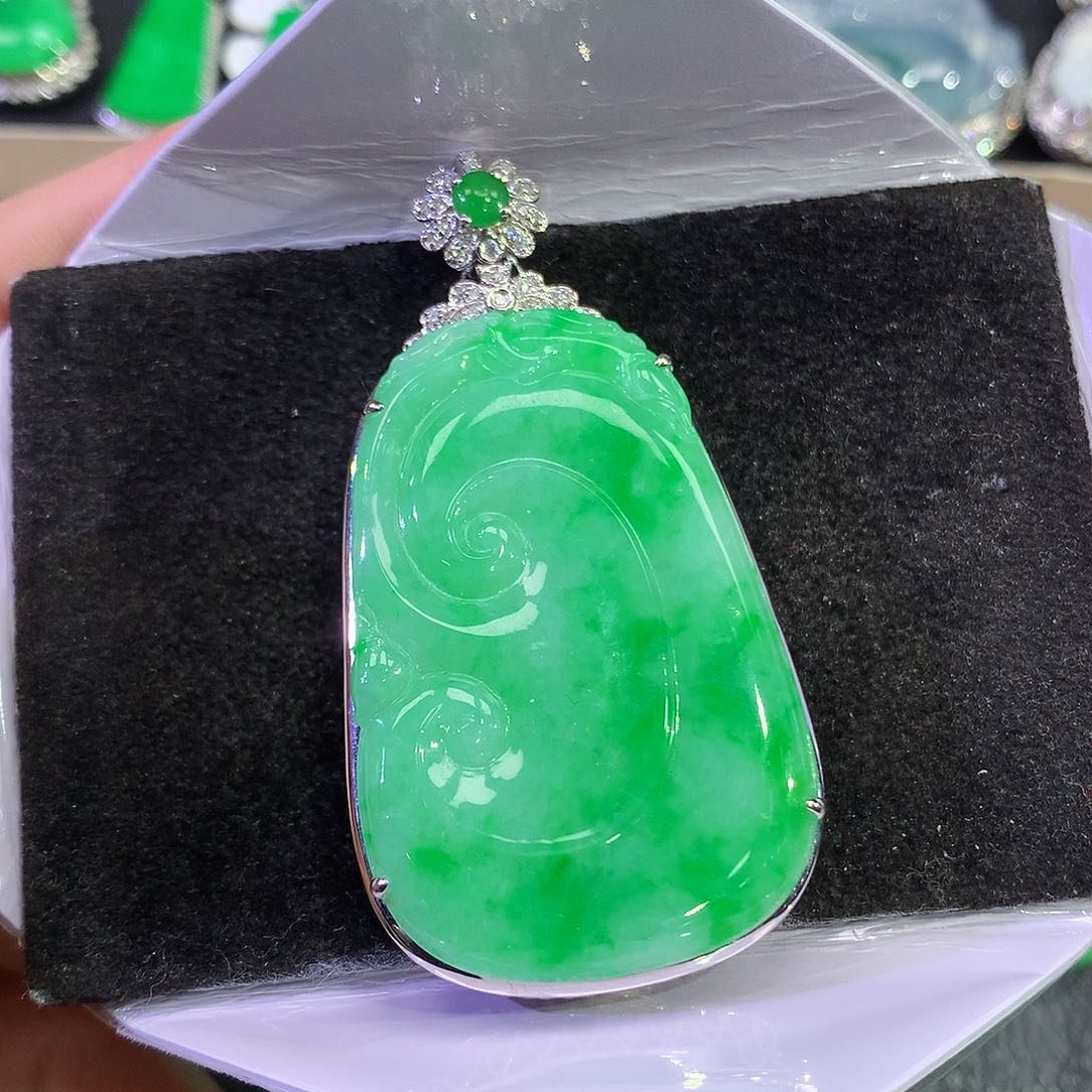 翡翠18K金镶嵌吊坠(赠链)