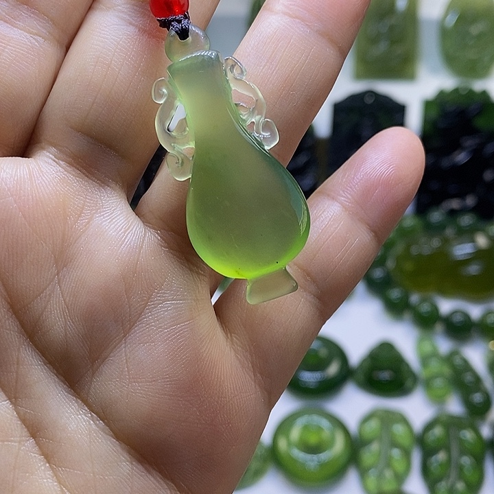 蛇纹石玉颈饰未镶嵌