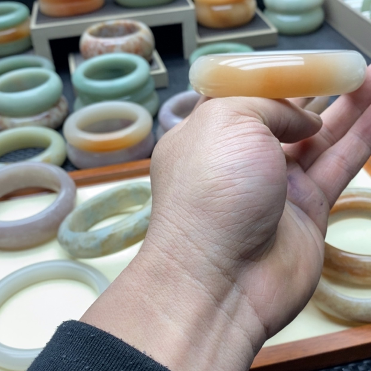 【闪购商品】石英质玉常规未镶嵌人****?