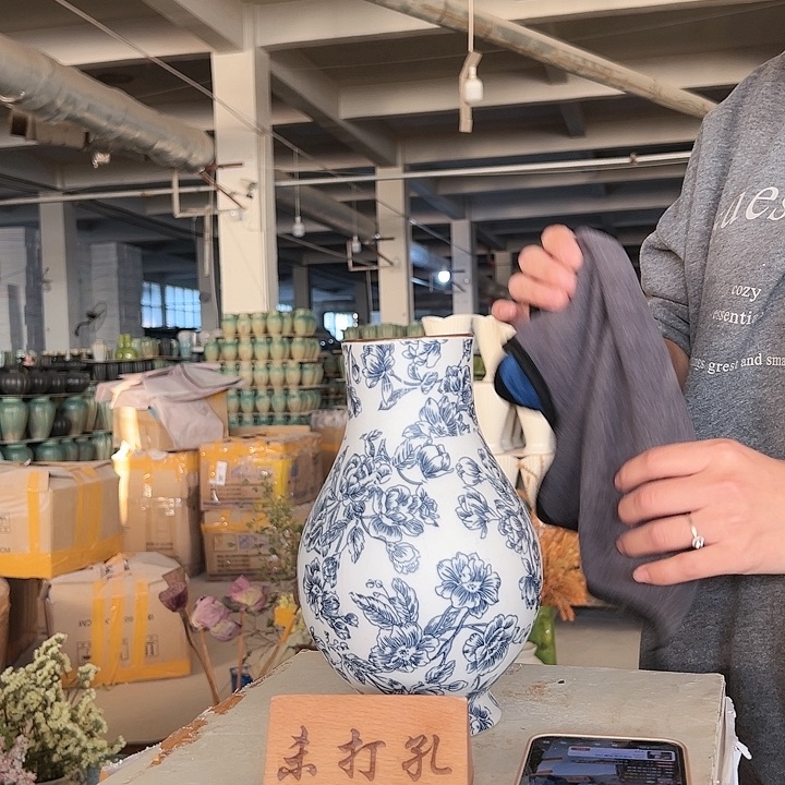 景德镇陶瓷花瓶工厂