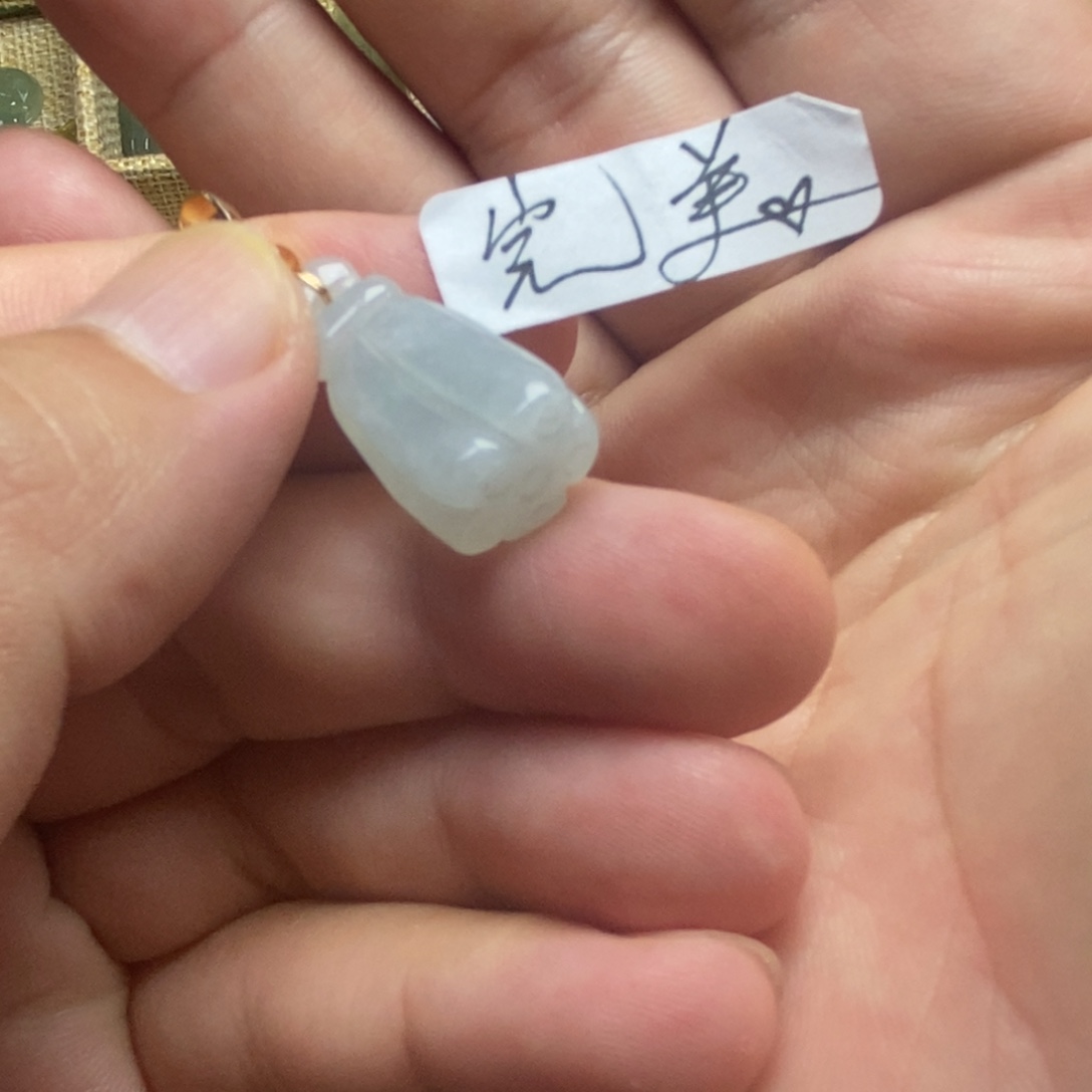 翡翠未镶嵌颈饰莲蓬