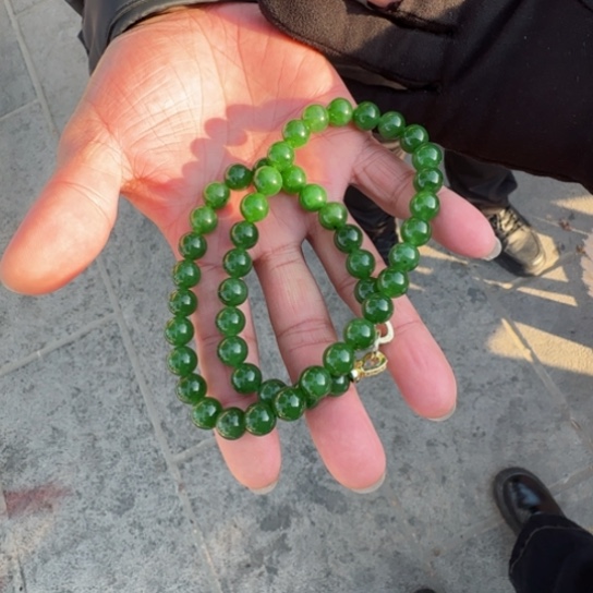 和田玉颈饰未镶嵌卡10冰辣阳绿，多样性发一，小小点