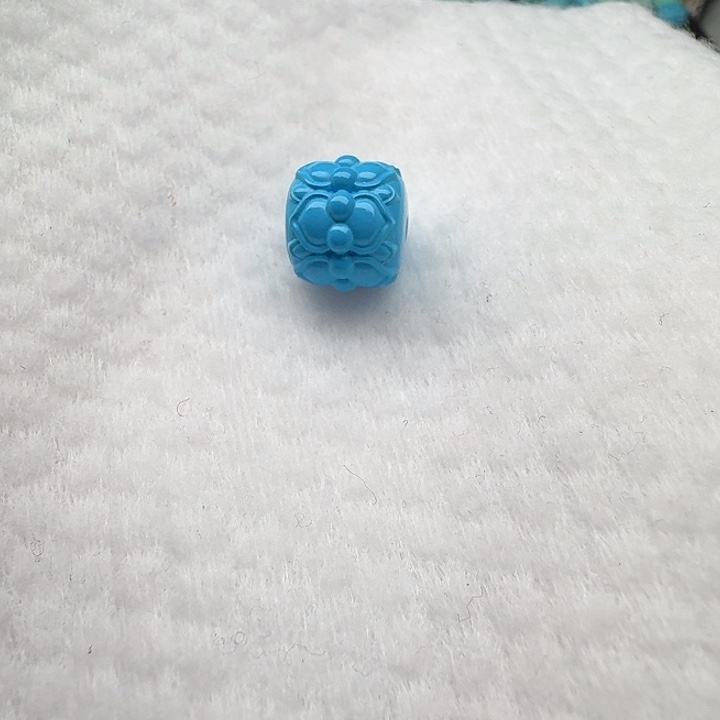 尺寸：12/10.8左右雕刻蓝并蒂莲花老型珠一颗