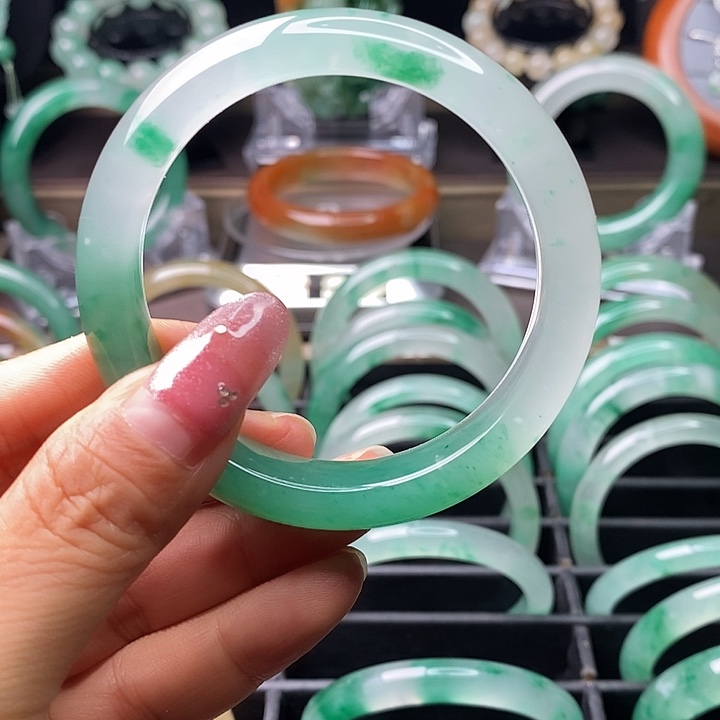 ****咩石英质玉（非洲翠）手镯未镶嵌