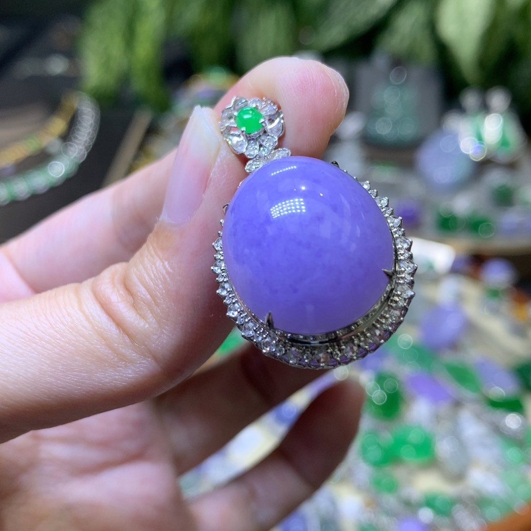 颈饰18K金镶嵌翡翠莉*儿