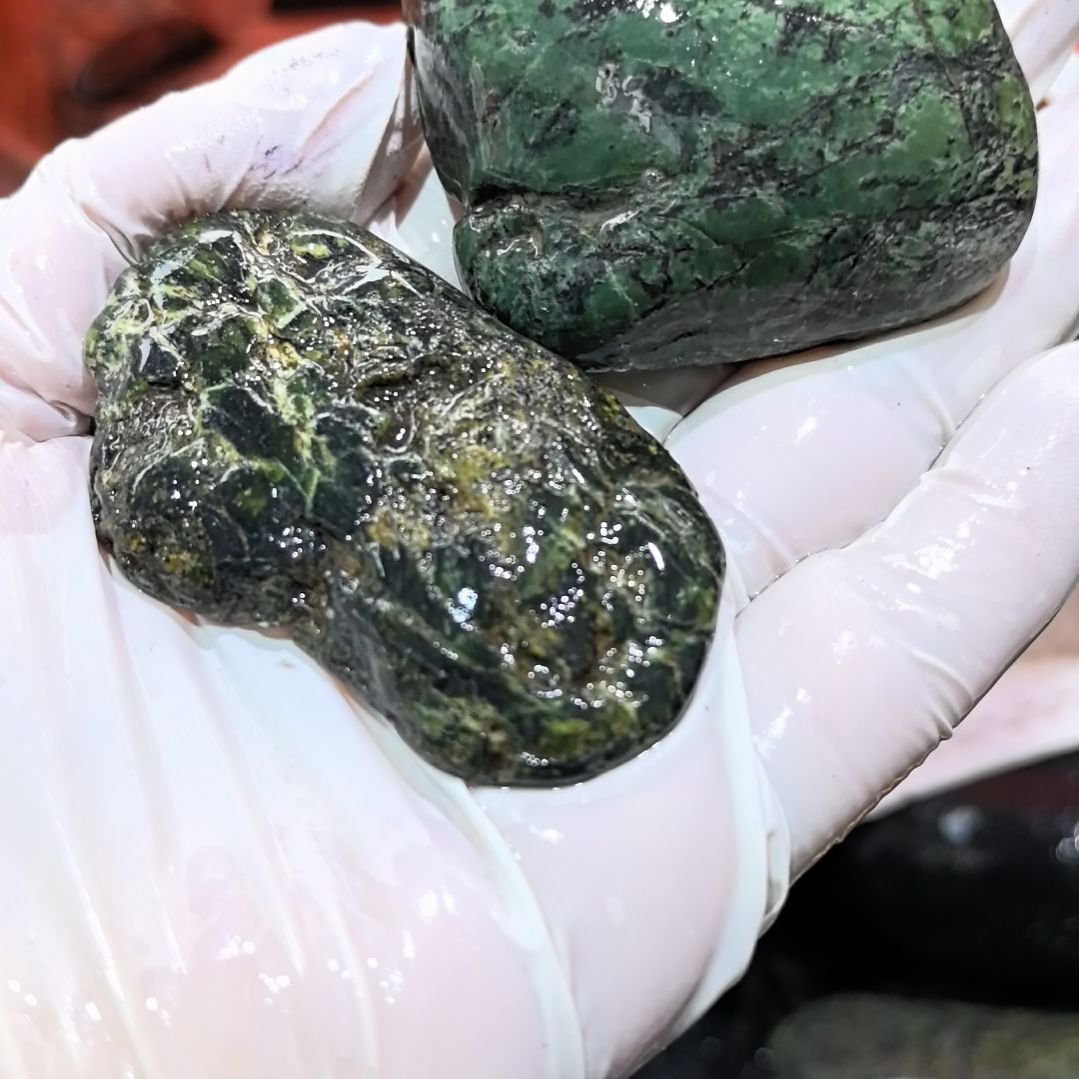 琴***藏玉药王石原石两个藏玉