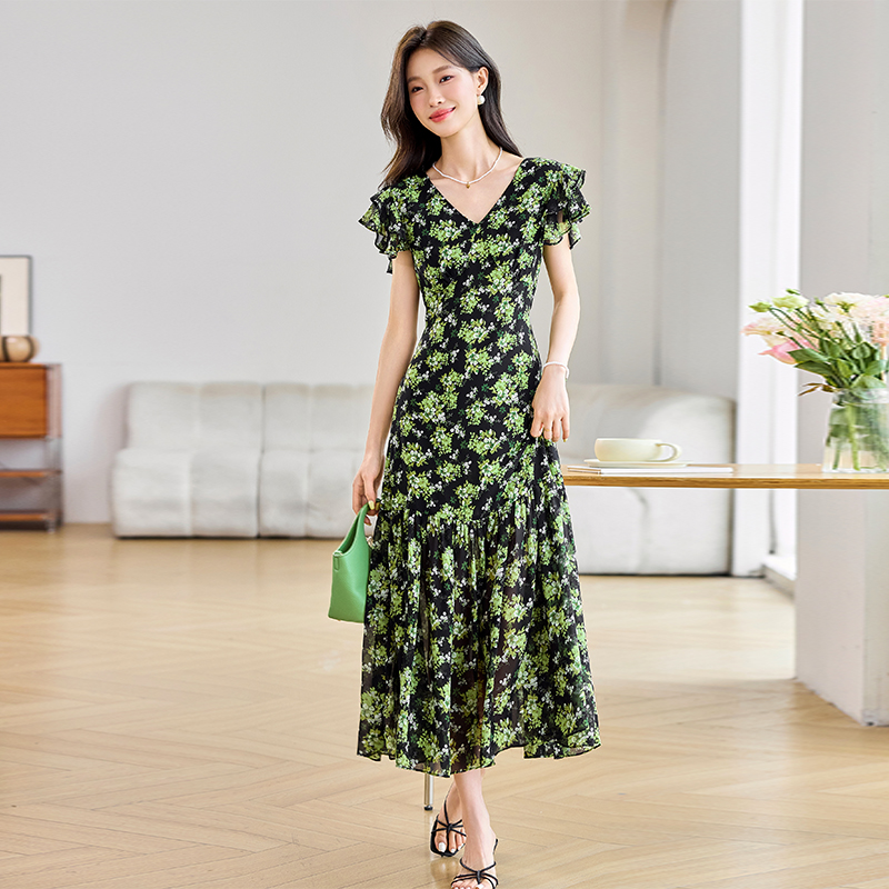 法式复古小飞袖v领连衣裙女2025夏季巨好看气质收腰碎花大摆裙子