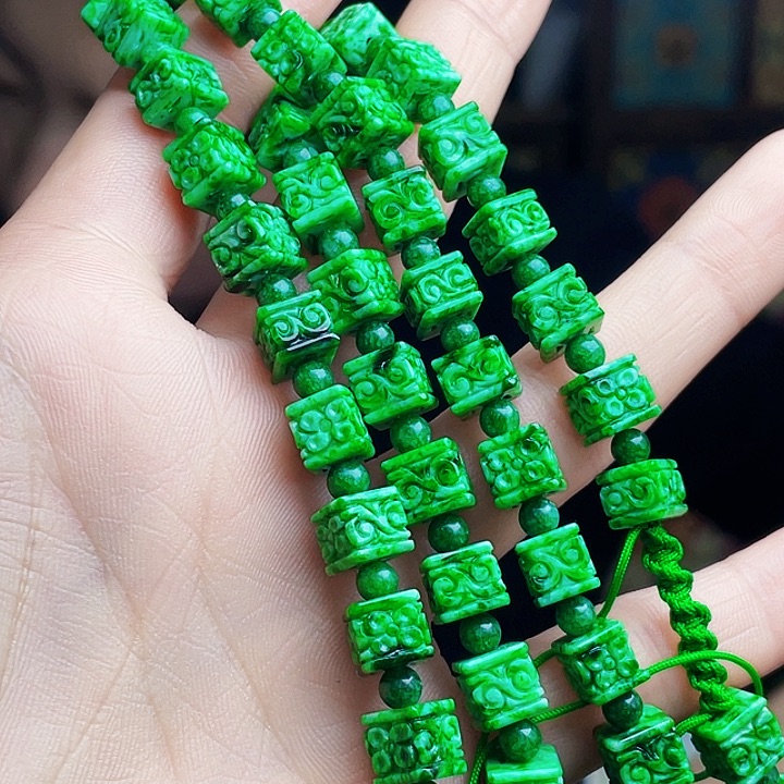 翡翠未镶嵌颈饰多样性