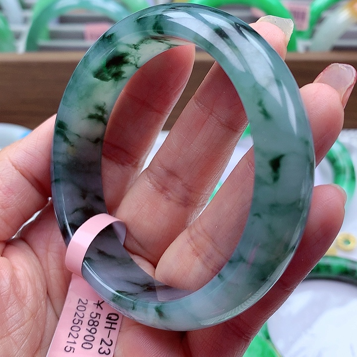 翡翠手镯未镶嵌翡翠