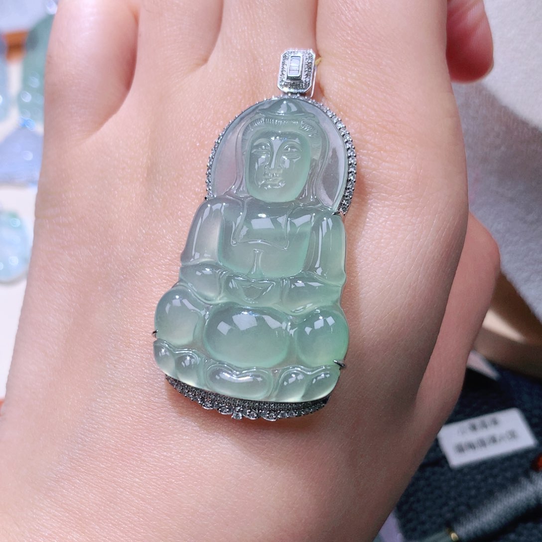 颈饰18K金镶嵌翡翠观音