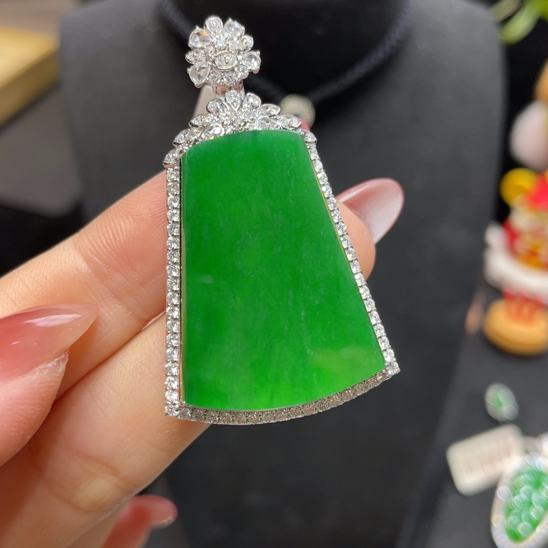 翡翠18K金镶嵌颈饰天然缅甸翡翠a货