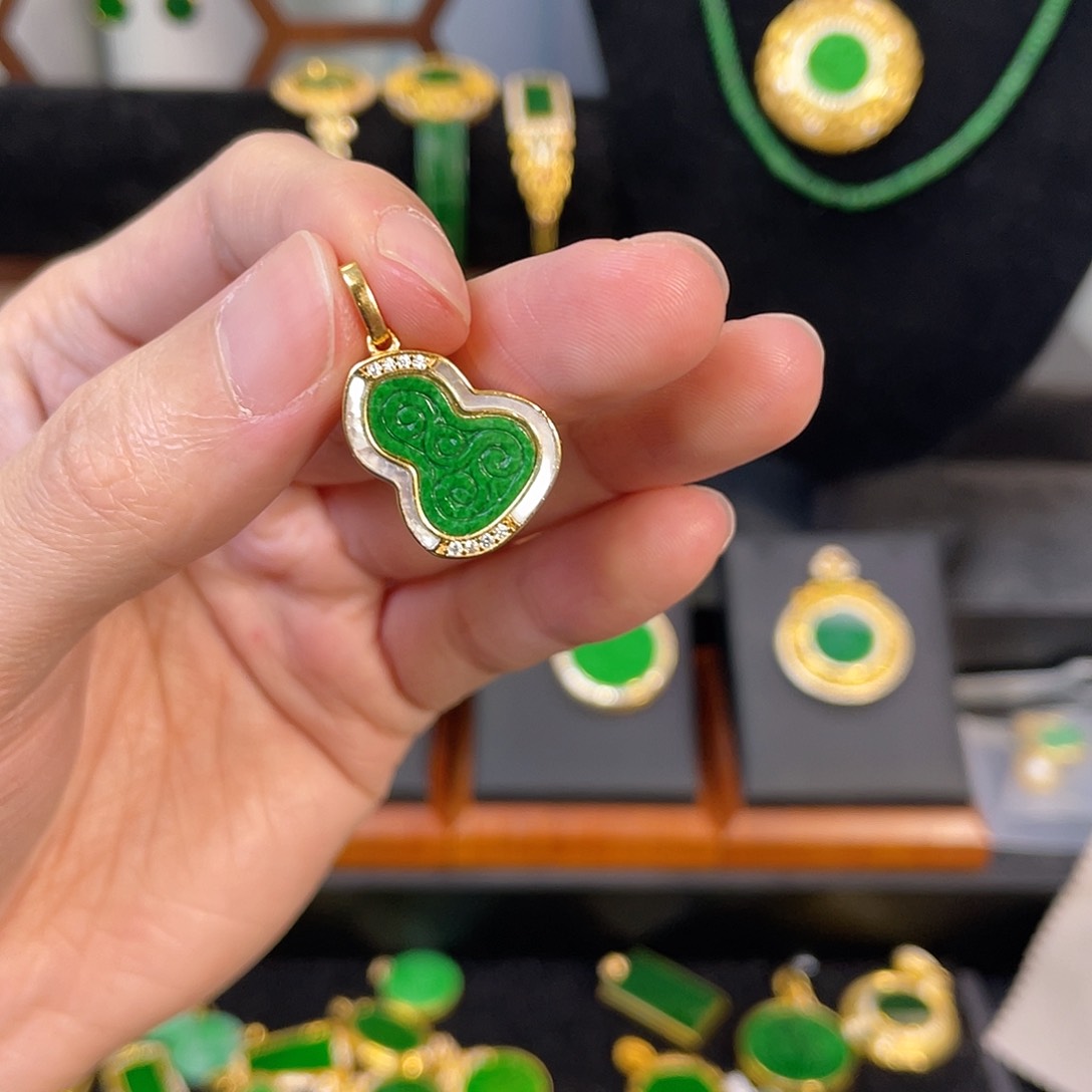 翡翠吊坠(赠链)银S925镀金镶嵌