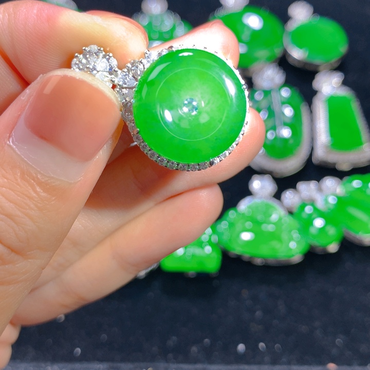 翡翠银S925镶嵌颈饰一个