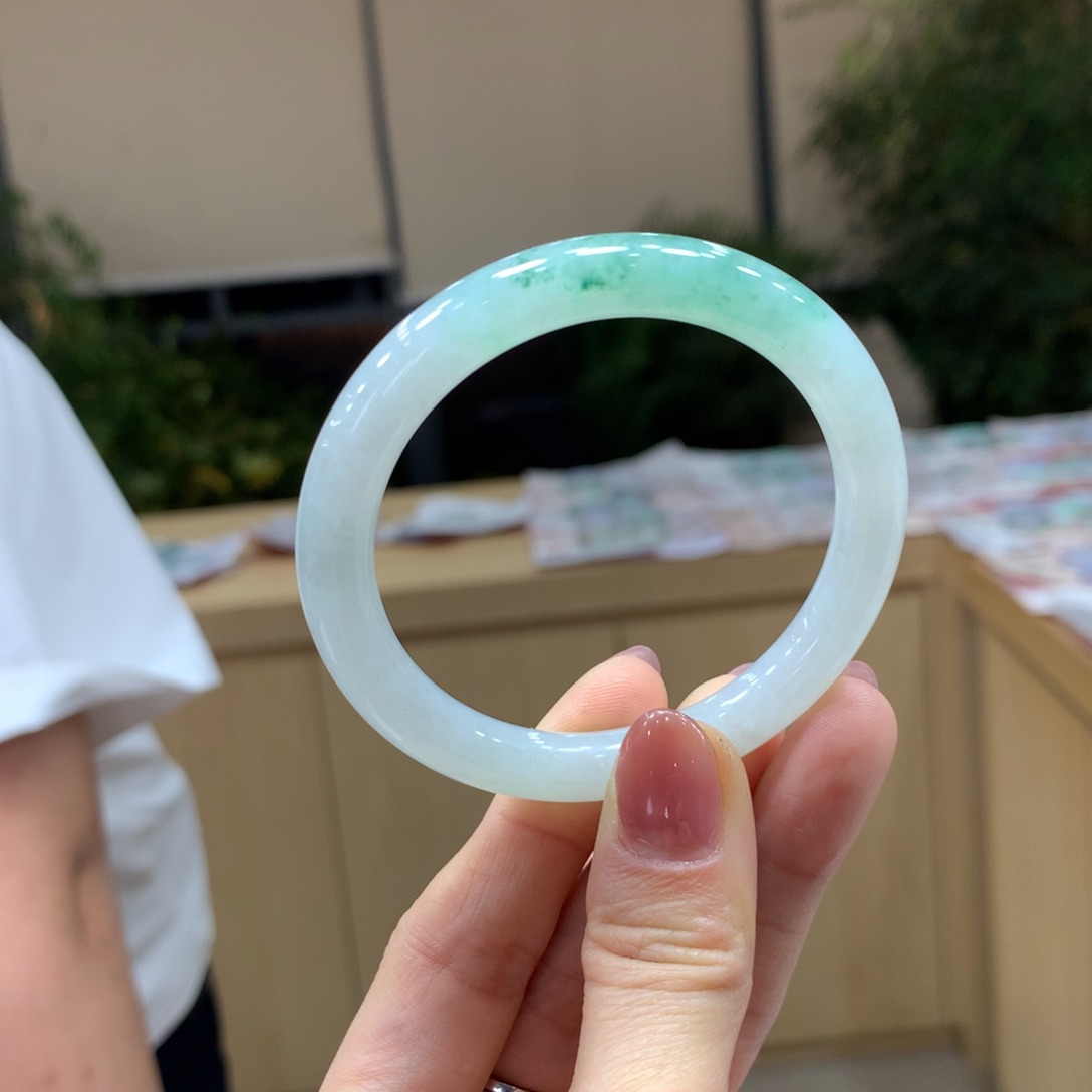 翡翠手镯未镶嵌不退不换