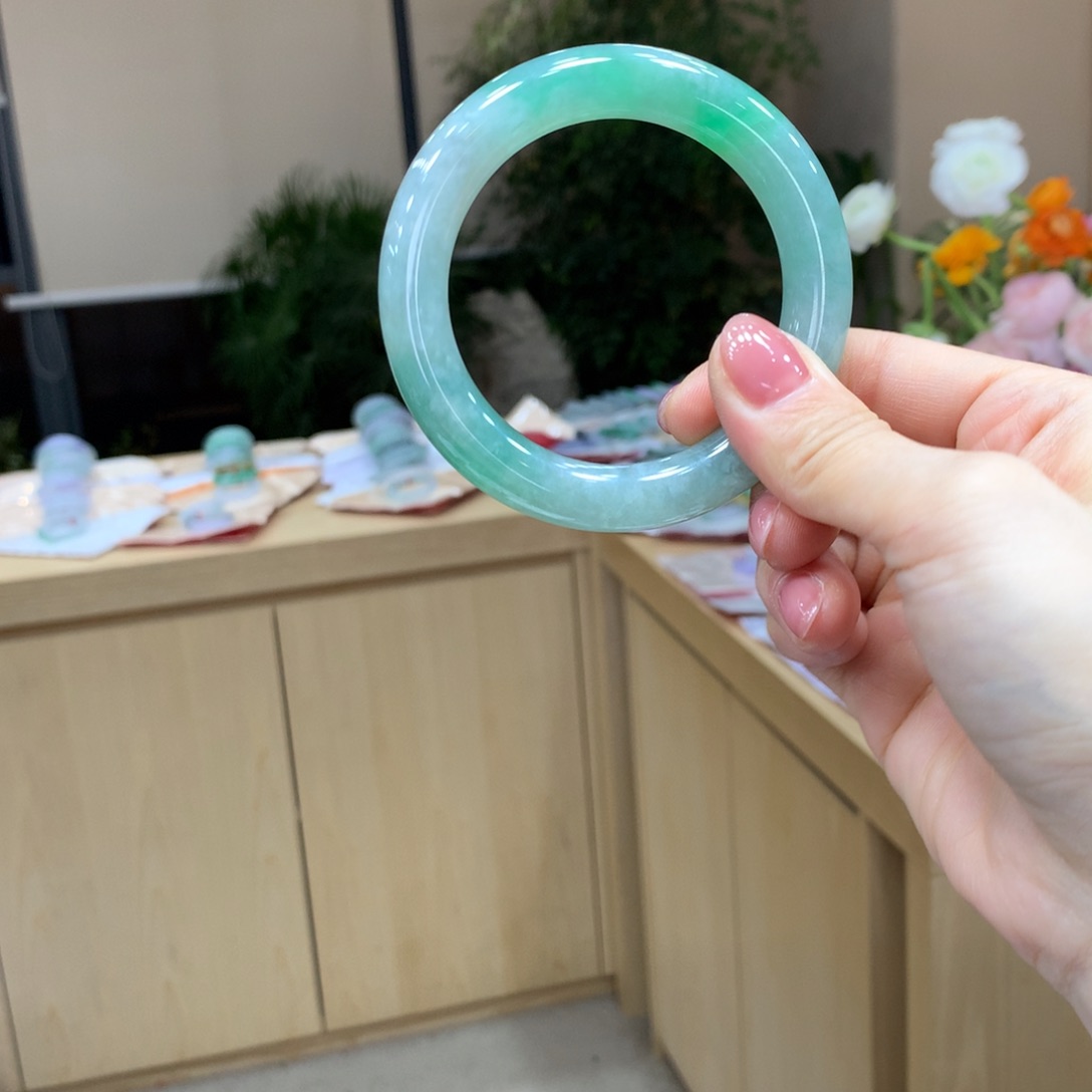 翡翠手镯未镶嵌不退不换