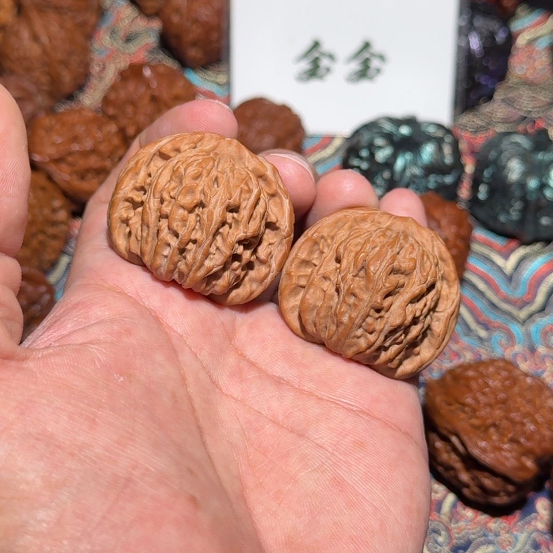 文玩核桃把件1355汉高楼，尺寸40 36.5 34