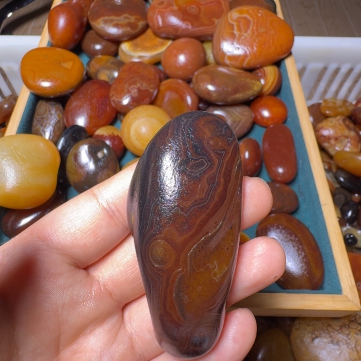 ****药瓷片马达加斯加奇石手把件浮雕