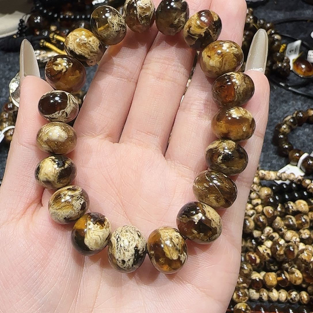 琥珀颈饰未镶嵌春*抚顺琥珀