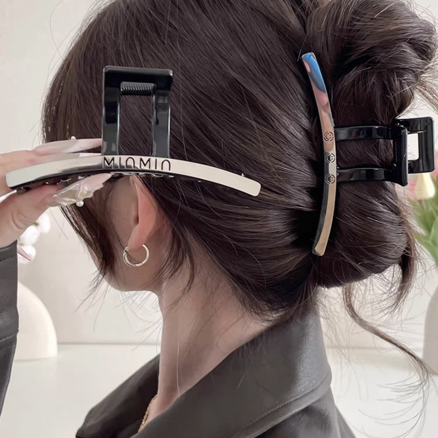 036号—高品质法式钛钢字母小香风复古秋冬鲨鱼夹后脑勺盘发抓夹