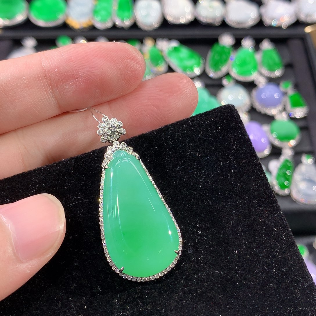 翡翠18K金镶嵌颈饰