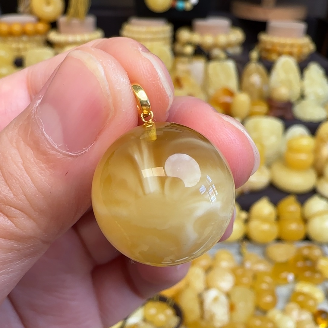 琥珀18K金镶嵌吊坠(不含链)天然溶洞妖花蜜蜡圆珠锁骨