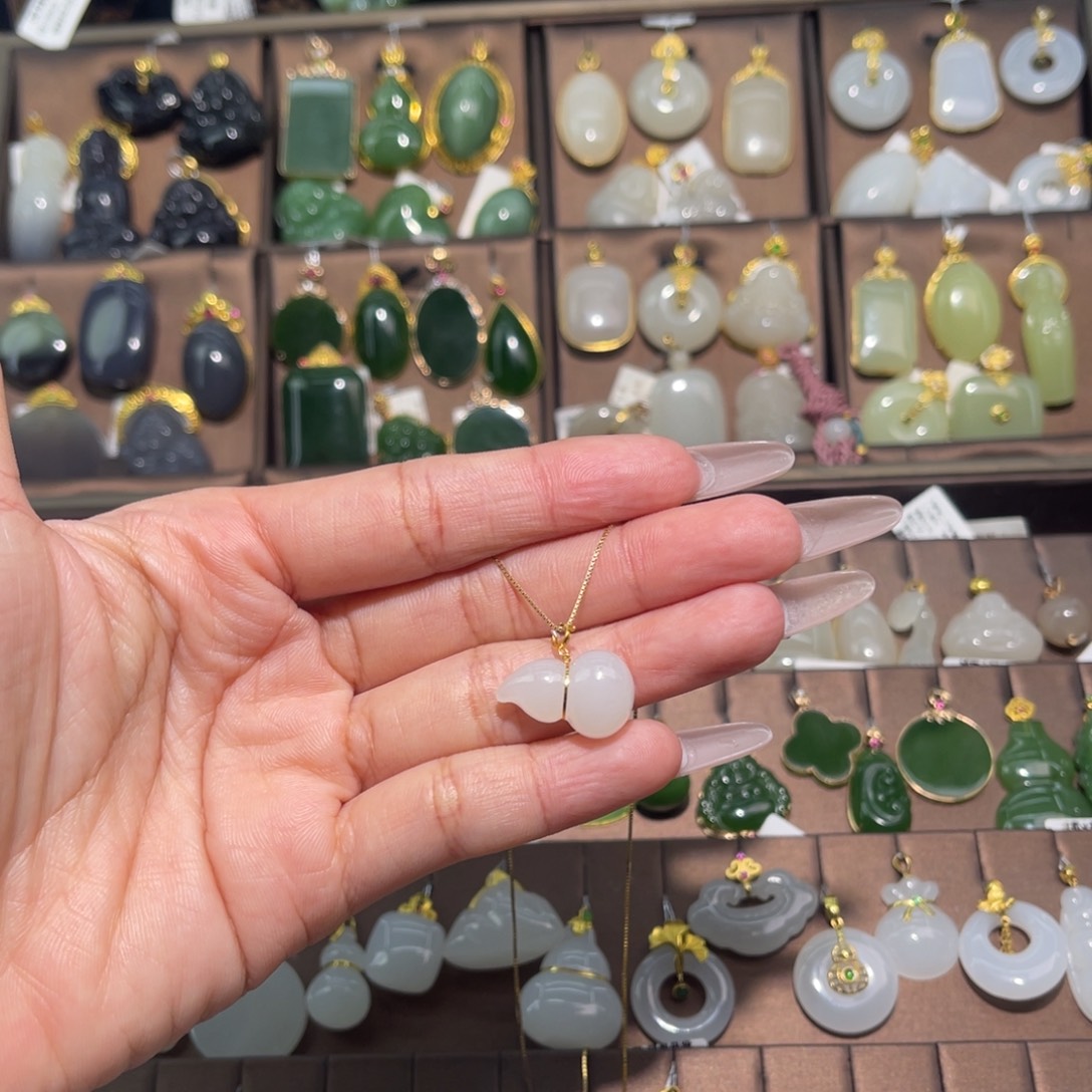 和田玉18K金镶嵌吊坠(赠链)