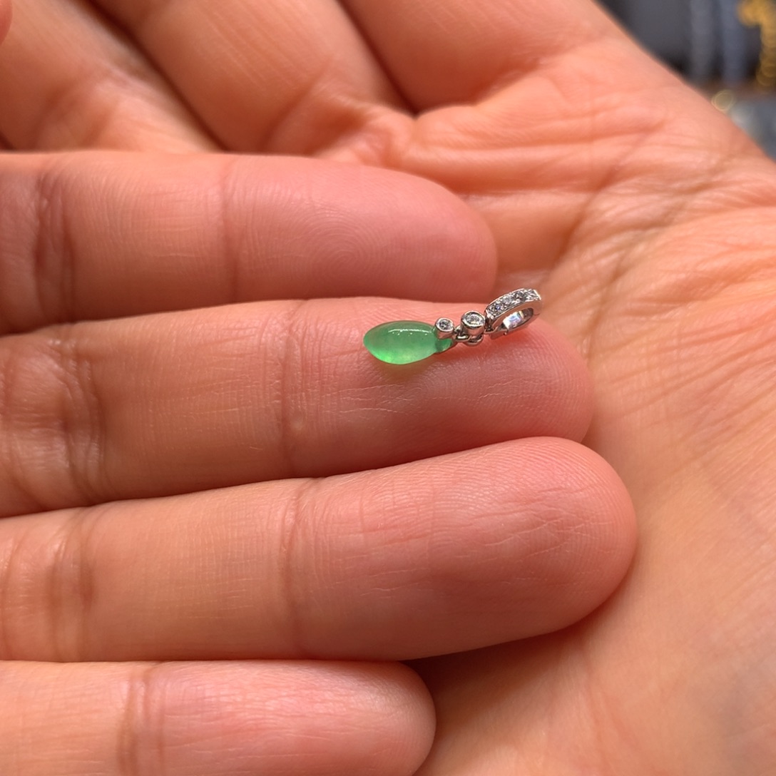 翡翠颈饰18K金镶嵌吊坠