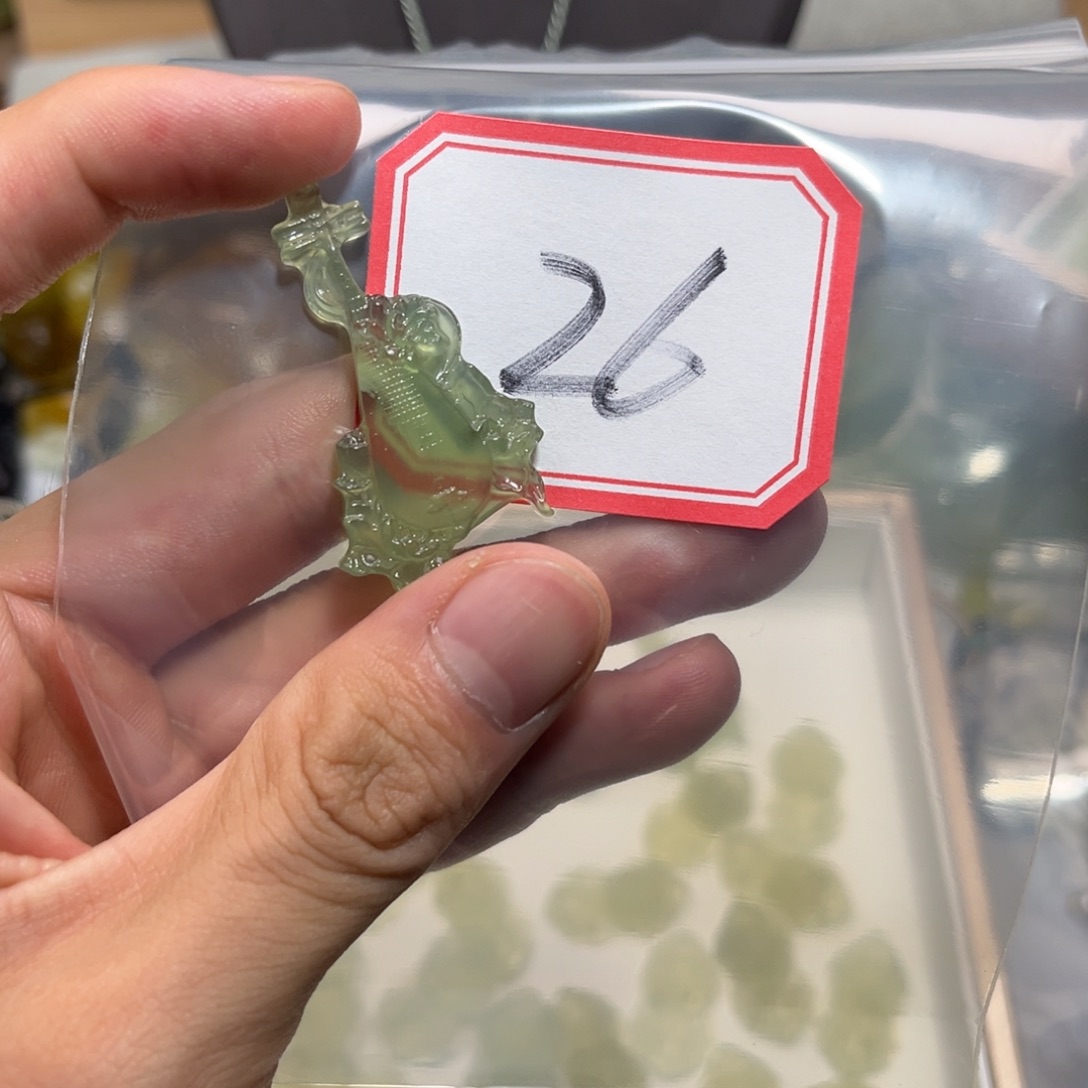 小****合金蛇纹石玉颈饰